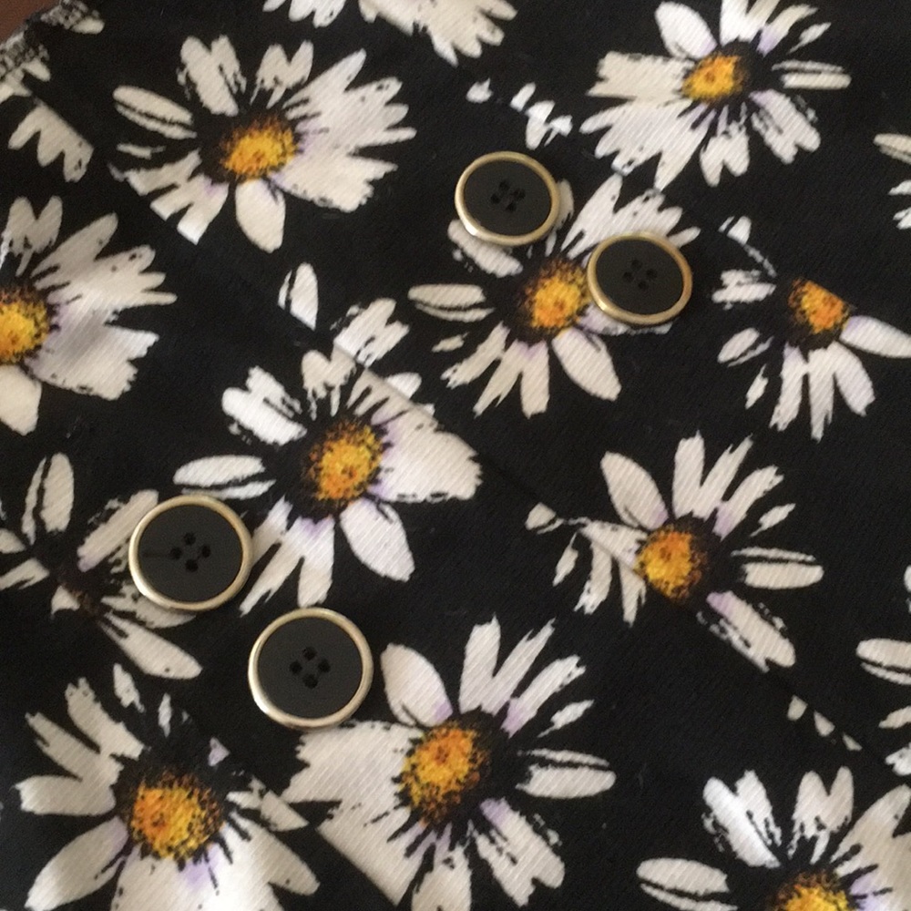 High Waisted Daisy Shorts - Picture 2 of 6